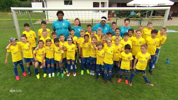 Das Team des Fußball-Sommercamps in Osnabrück. © Screenshot 