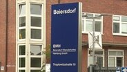 Firmenschild des Unternehmens Beiersdorf vor dem Firmensitz in Hamburg. © Screenshot 