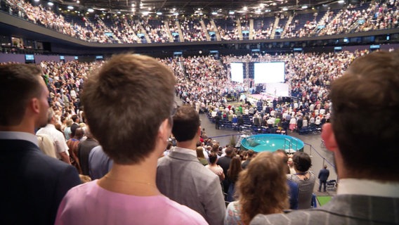 Ein Kongress der Zeugen Jehovas in der Barclays Arena. © Screenshot 