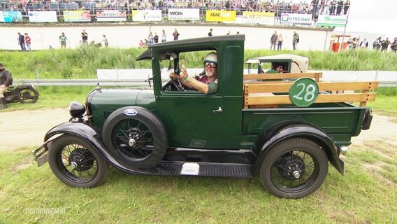 Rainer Neugebauer in seinem Oldtimer. © Screenshot 