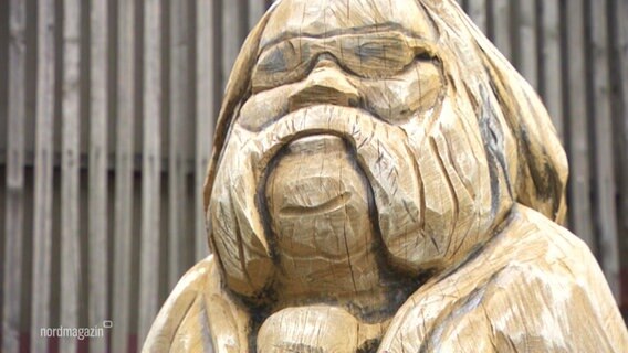 Eine Holzstatur erinnert an Wolfgang Bordel. © Screenshot 
