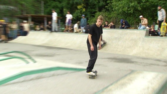 Ein junger Mann fährt Skateboard. © Screenshot 