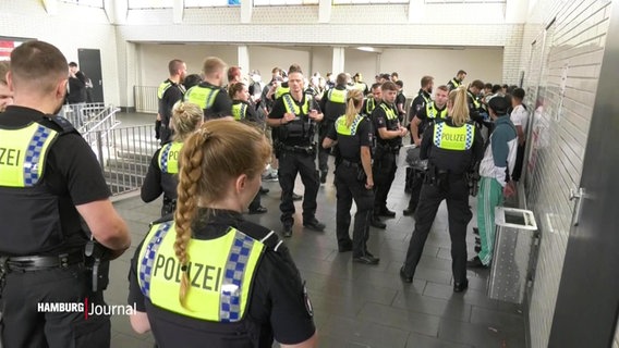 Sehr viele Polizisten stehen am U-Bahnhof Feldstraße. © Screenshot 