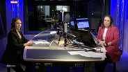 Bildungsexpertin der Handwerkskammer Hamburg und NDR Info Moderatorin Nina Zimmerman sitzen im Studio © Screenshot 