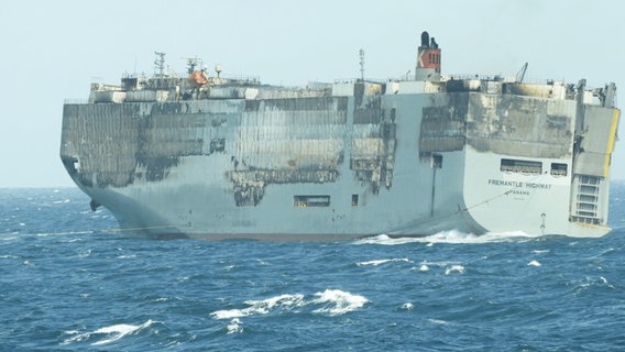 Das ausgebrannte Frachtschiff "Freemantle Highway" auf der Nordsee. © Screenshot 