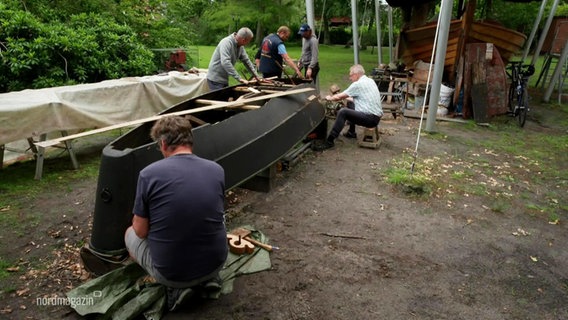 Männer bei einem Bootsbauern-Workshop in Prerow. © Screenshot 