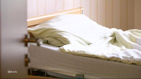 Ein leeres Bett in einer Pflegeeinrichtung. © Screenshot 