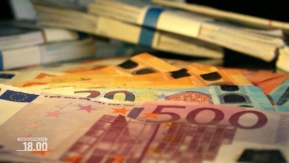 Große Mengen von Bargeld liegen in Scheinen auf einem Tisch. © Screenshot 