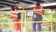 Bauarbeiter im Einsatz an einer Brücke an der U-Bahnhaltestelle Wandsbek-Gartenstadt. © Screenshot 