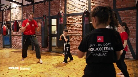 Kinder trainieren im Kickbox-Studio. © Screenshot 
