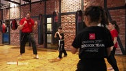 Kinder trainieren im Kickbox-Studio. © Screenshot 