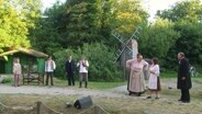 Eine Szene aus dem Theaterstück "Die Heiden von Kummerow" bei den Darß-Festspielen. © Screenshot 