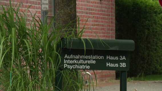 Ein Schild mit der Aufschrift: Interkulturelle Psychatrie © Screenshot 
