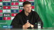 Fabian Hürzeler, Trainer des FC St. Pauli, bei der Pressekonferenz © Screenshot 