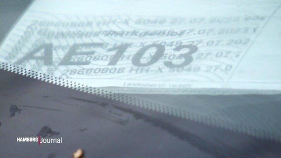 Ein Anwohnerparkschein liegt hinter einer Windschutzscheibe. © Screenshot 