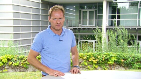 Thilo Tautz moderiert das Nordmagazin - Land und Leute. © Screenshot 