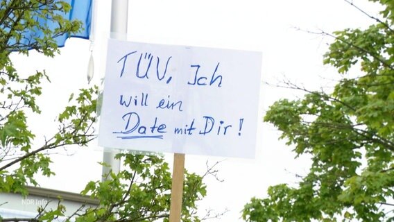 Ein Schild auf dem steht: TÜV, ich will ein Date mit dir. © Screenshot 