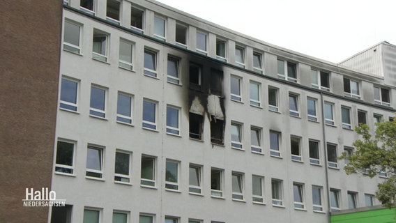 Die Spuren des Brandes an der Außenfassade der Paracelsus-Klinik. © Screenshot 