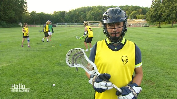 Reporter Marco Schulze beim Lacrosse-Training in Göttingen. © Screenshot 