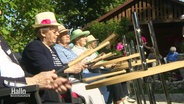 Seniorinnen und Senioren trommeln im Garten eines Pflegeheimes. © Screenshot 