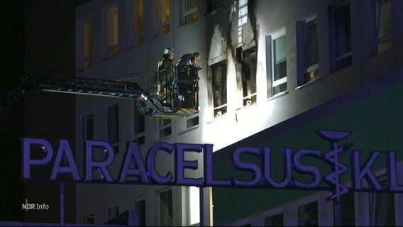 Feuerwehrleute im Einsatz bei Klinik-Brand in Langenhagen. © Screenshot 