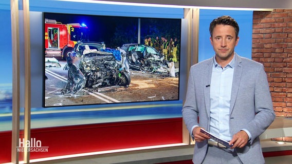 Nachrichtensprecher Jan Starkebaum, im Hintergrund ein Bild eines Autounfalls. © Screenshot 