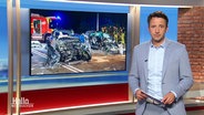 Nachrichtensprecher Jan Starkebaum, im Hintergrund ein Bild eines Autounfalls. © Screenshot 