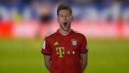 Ein gähnender Mann im Trokot des FC Bayern München. (extra 3 vom 24.08.2023 im Ersten) © NDR 