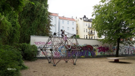 Ein Klettergerüst auf einem Spielplatz in Hamburg. © Screenshot 