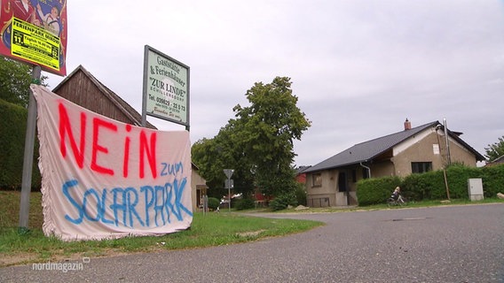 Ein Banner hängt im kleinen Dorf Roggentin, es trägt die Aufschrift: "Nein zum Solarpark". © Screenshot 