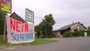 Ein Banner hängt im kleinen Dorf Roggentin, es trägt die Aufschrift: "Nein zum Solarpark". © Screenshot 