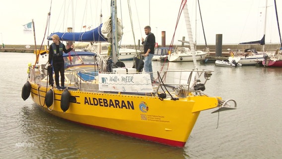 Das Forschungsschiff  "Aldebaran"  läuft in einen Hafen ein. © Screenshot 