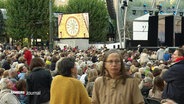 Menschen am Rathausmarkt vor dem Start von "The World of John Neumeier" © Screenshot 