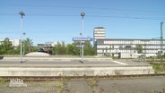 Ein Schild zeigt den Bahnhof in Oldenburg an. © Screenshot 