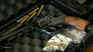 Ein Revolver und etwas Munition liegen in einem Waffenkoffer. © Screenshot 