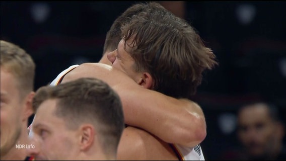 Die deutschen Basketballer freuen sich über den Sieg. © Screenshot 