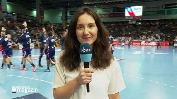 Reporterin Lisa Synowski in der Flensburger Handball-Arena © Screenshot 