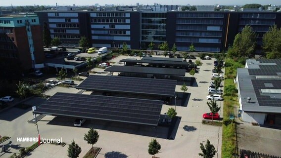 Mit Solarpanelen überdachter Parkplatz. © Screenshot 