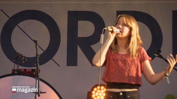 Singer-Songwriterin Norma beim Norden-Festival in Schleswig. © Screenshot 