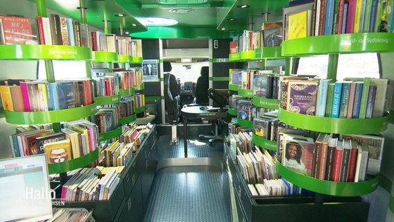 Innenansicht eines Bücherbusses. © Screenshot 