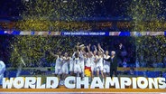 Die Deutsche Basketball-Nationalmannschaft auf einem Podest mit Konfetti und Trophäe. Vor ihr ein Schriftzug: World Champions. © Screenshot 