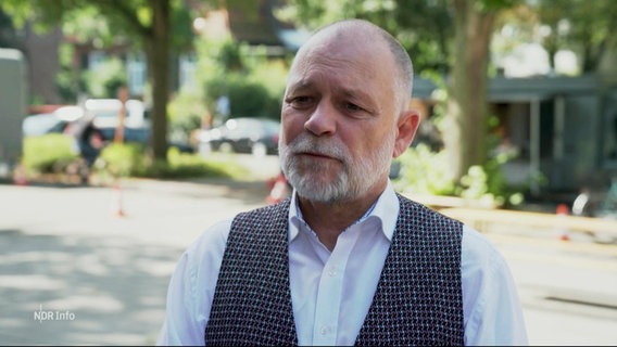 Pastor Dirk Ahrens steht auf der Straße und gibt  ein Interview. © Screenshot 