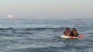 Vier Menschen sitzen in einem Schlauchboot und treiben auf dem Meer. © Screenshot 