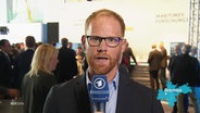 NDR-Reporter Jan Meyer-Wendte im Interview bei der Nationalen Maritimen Konferenz in Bremen. © Screenshot 