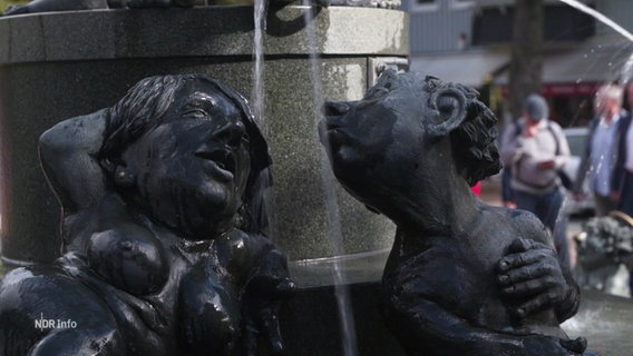 Eine Brunnen-Skulptur bestehend aus zwei sich zum Kuss geneigten Personen im Ort Bad Harzburg. © Screenshot 