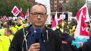 NDR Reporter Peter Kleffmann berichtet live auf einer verd.i Demo aus Hamburg. © Screenshot 