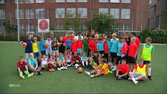 Ein Mannschaftsbild der Kinder die beim KS Polonia Fußball spielen. © Screenshot 