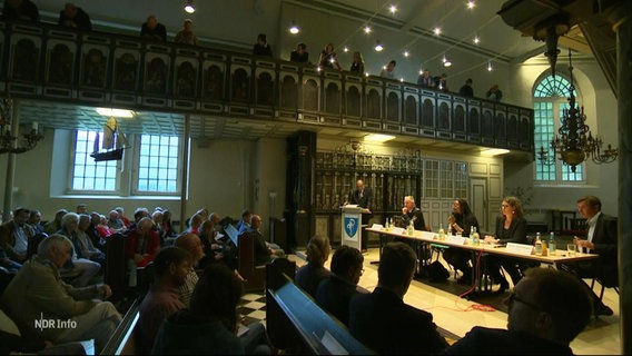 Diskussion um Erstaufnahmestelle in Glückstadt in einer Kirche. © Screenshot 