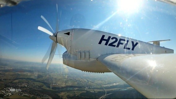 Ein moderner Propeller an einem in der Luft fliegenden Flugzeug. © Screenshot 
