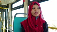 Eine junge Frau in einem Bus. © Screenshot 
